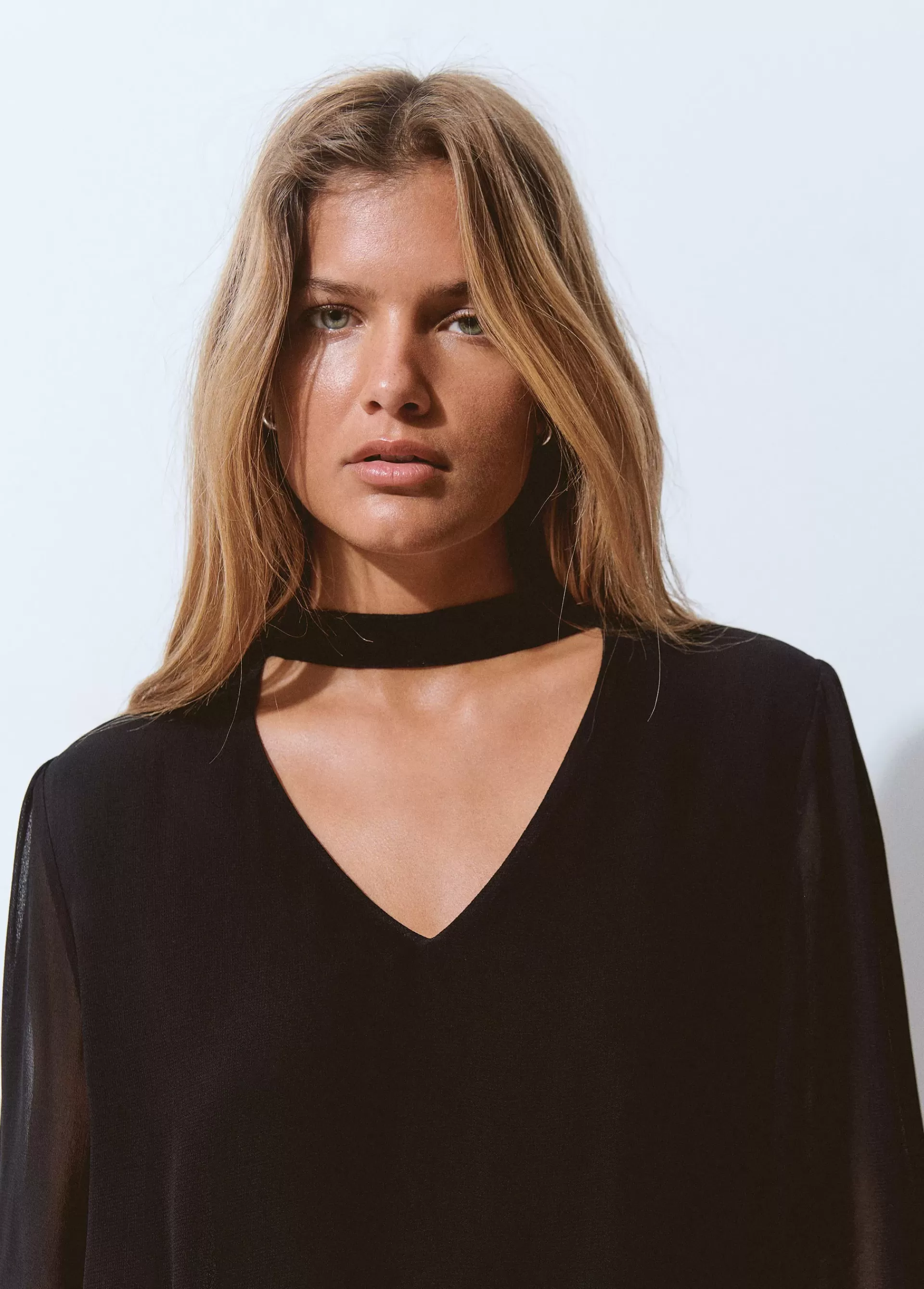 Brownie Blusa detalle choker