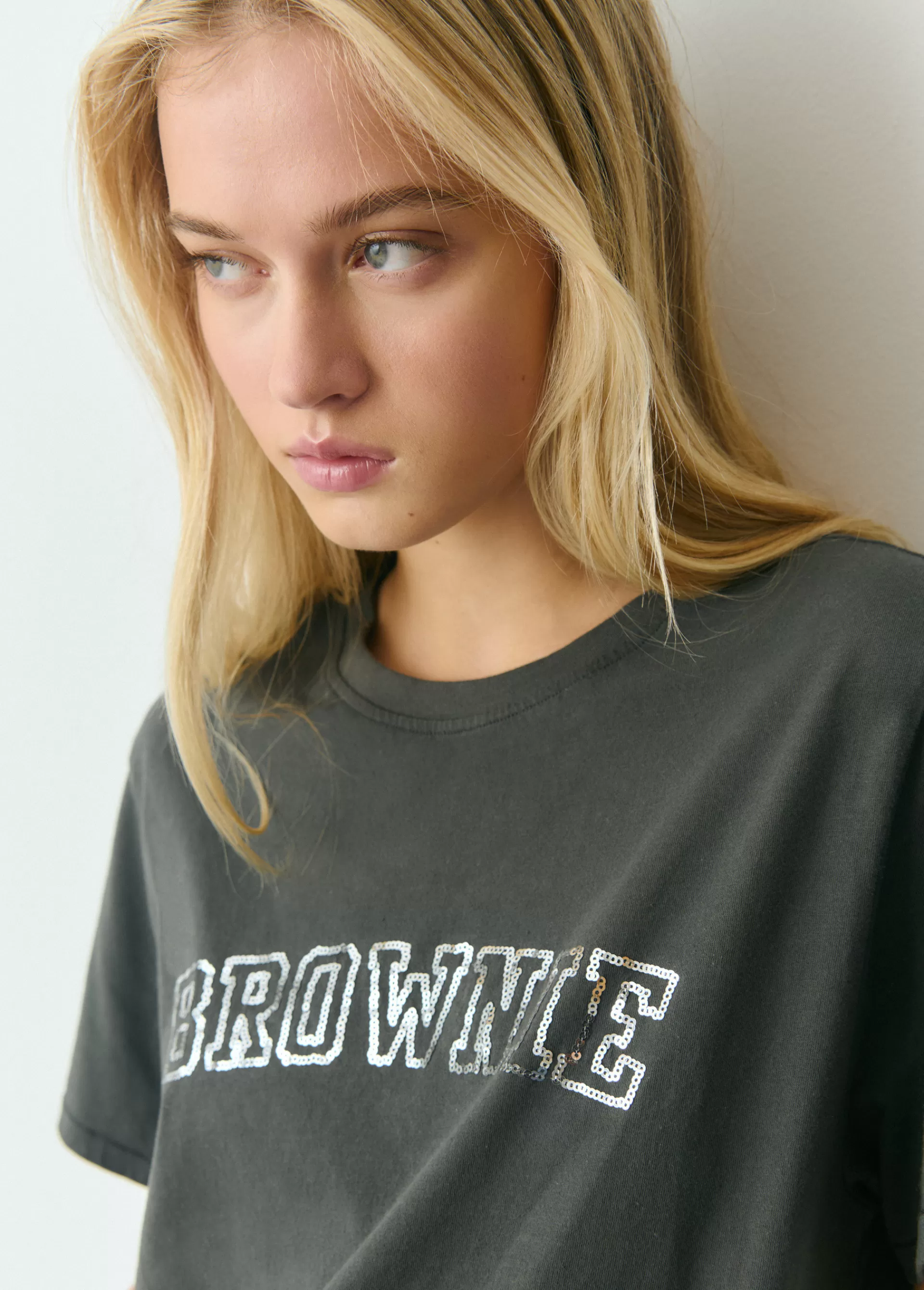 Brownie Camiseta manga corta texto bordado lentejuelas