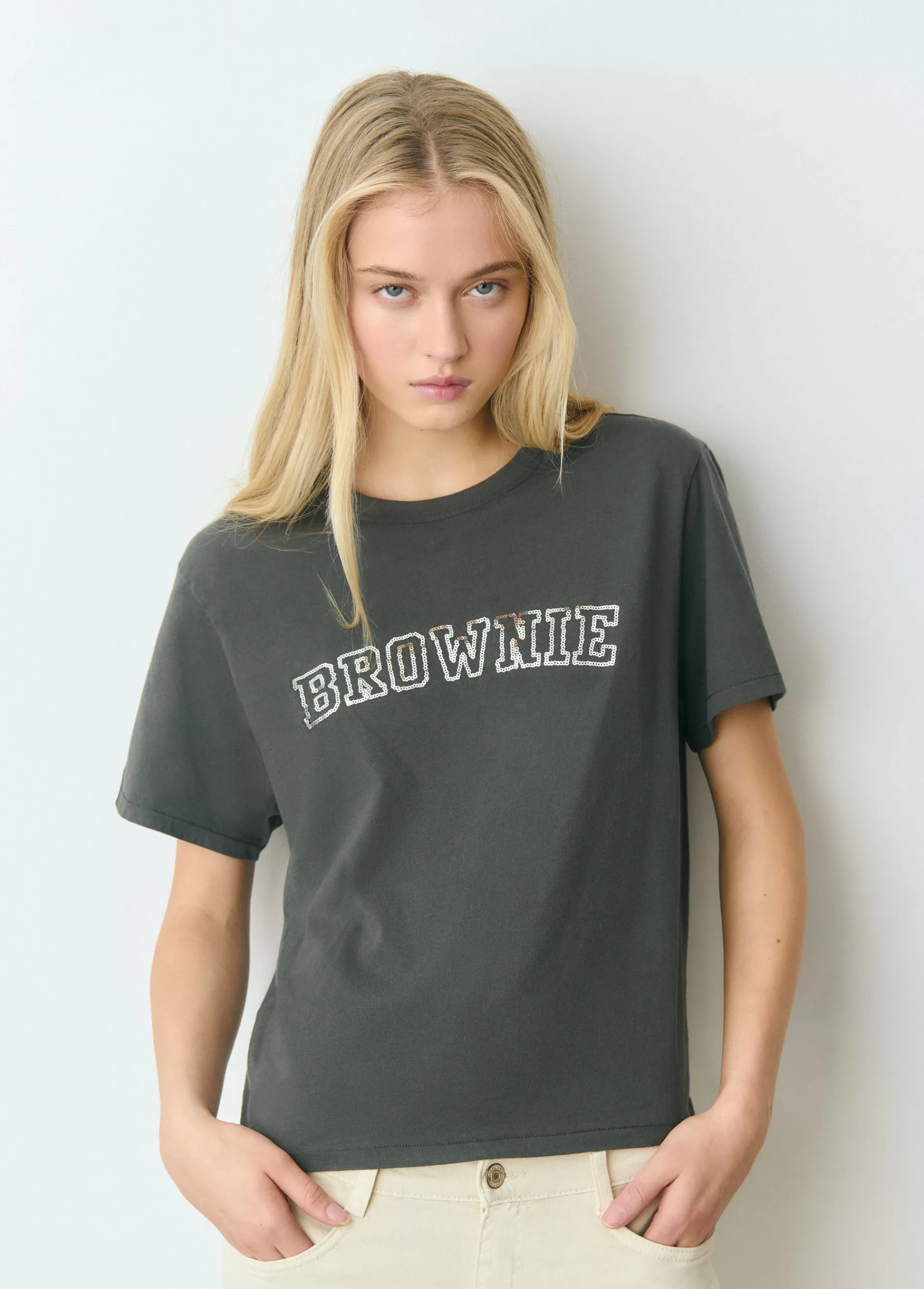 Brownie Camiseta manga corta texto bordado lentejuelas